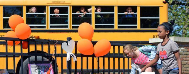 Άσεμνη συμπεριφορά μπροστά σε σχολικό λεωφορείο οδήγησε μητέρα στη φυλακή